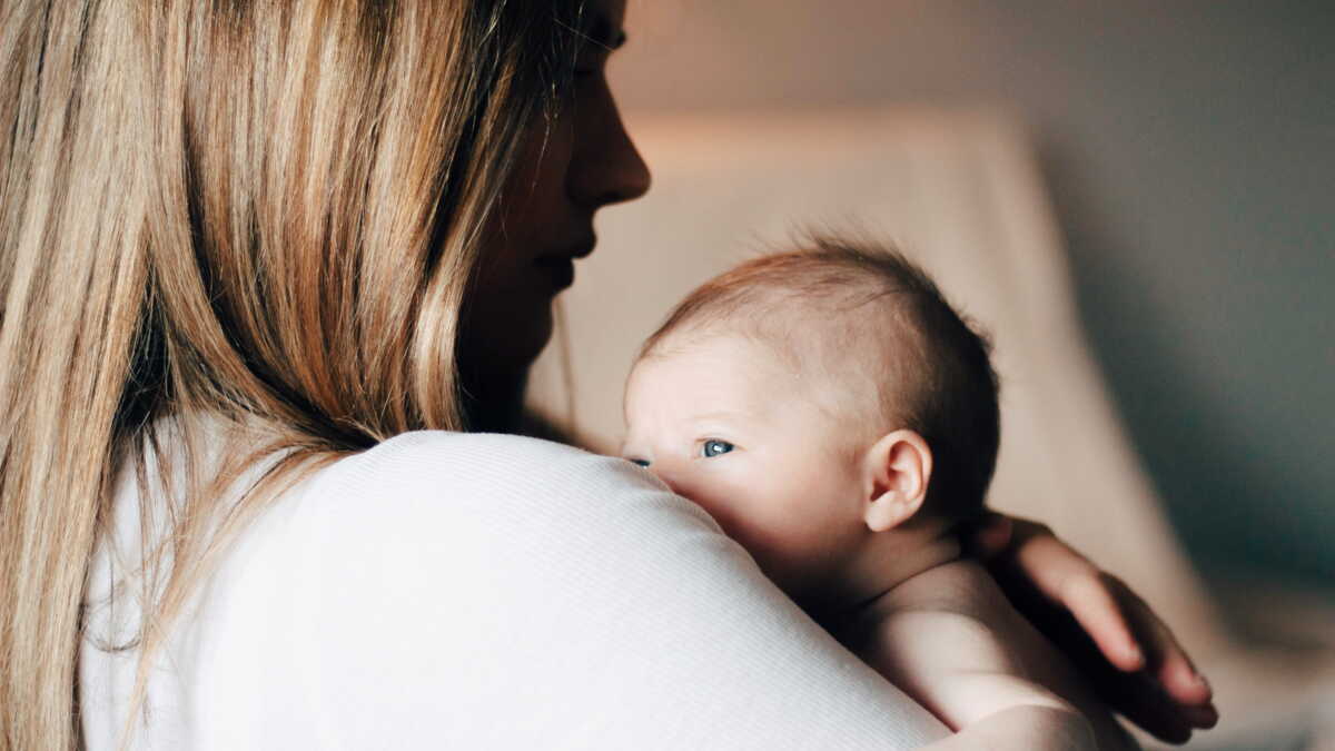 Jeune mère se reposant avec son nouveau-né après un accouchement difficile