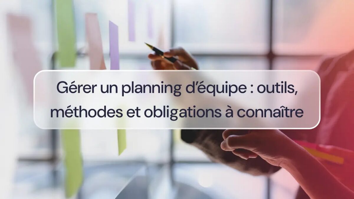 Agenda ouvert et horloge posés sur un bureau pour illustrer la gestion des temps