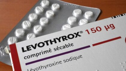 Comprimé de Levothyrox posé près d'un calendrier de suivi médical