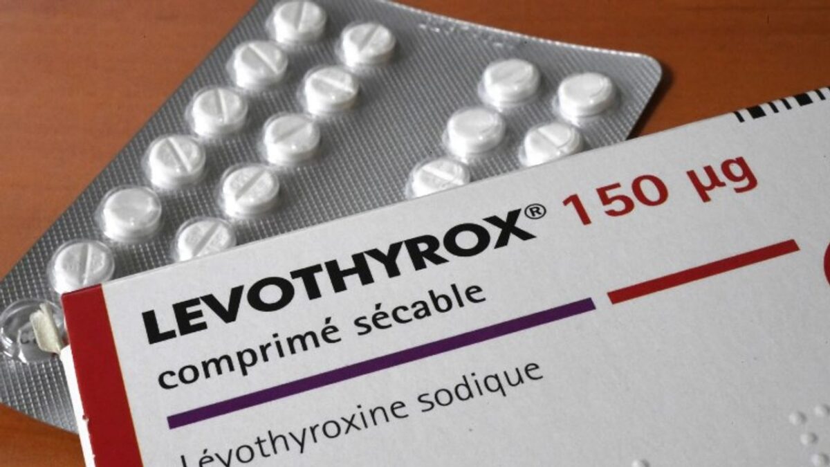 Comprimé de Levothyrox posé près d'un calendrier de suivi médical