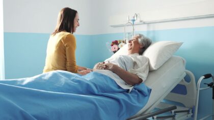 Personne âgée atteinte de la maladie de Parkinson accompagnée par un proche en fin de vie