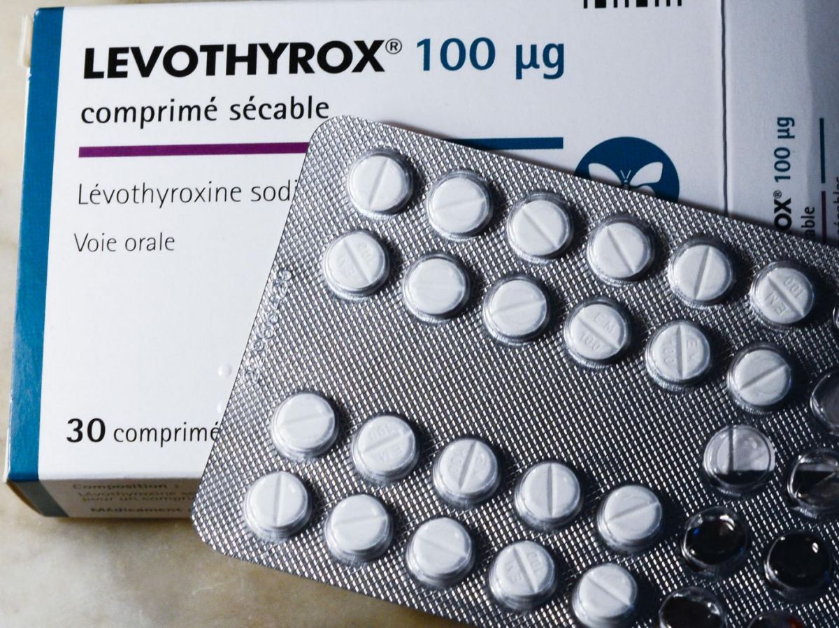 Boîte de comprimés de Levothyrox posée sur une table, traitement substitutif de l'hypothyroïdie