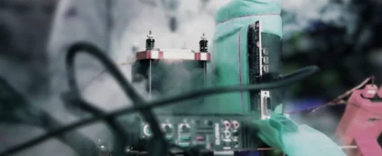 Gros plan sur un CPU (processeur) installé sur une carte mère d'ordinateur