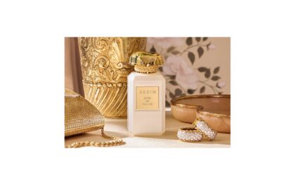Flacon de parfum de Grasse entouré de fleurs et de matières végétales
