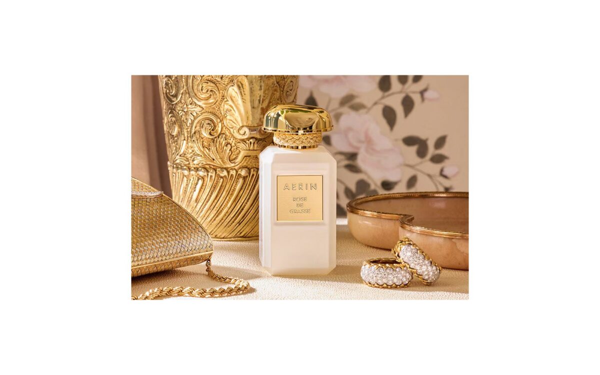 Flacon de parfum de Grasse entouré de fleurs et de matières végétales